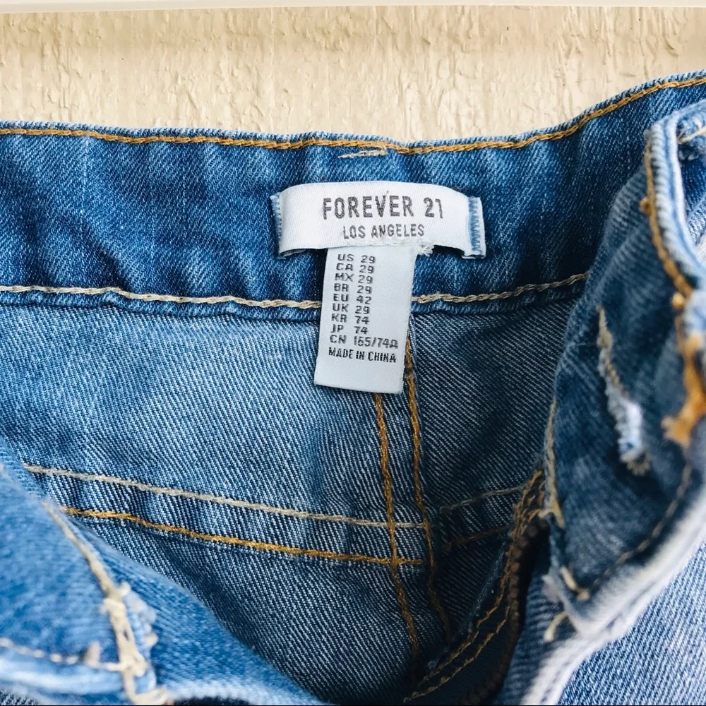 Forever 21 Women's Distressed Light Stain Jean Shorts Size 29 - Picture 7 of 8